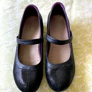 Black Jambu suede Mary Jane type shoes w purple accent heels